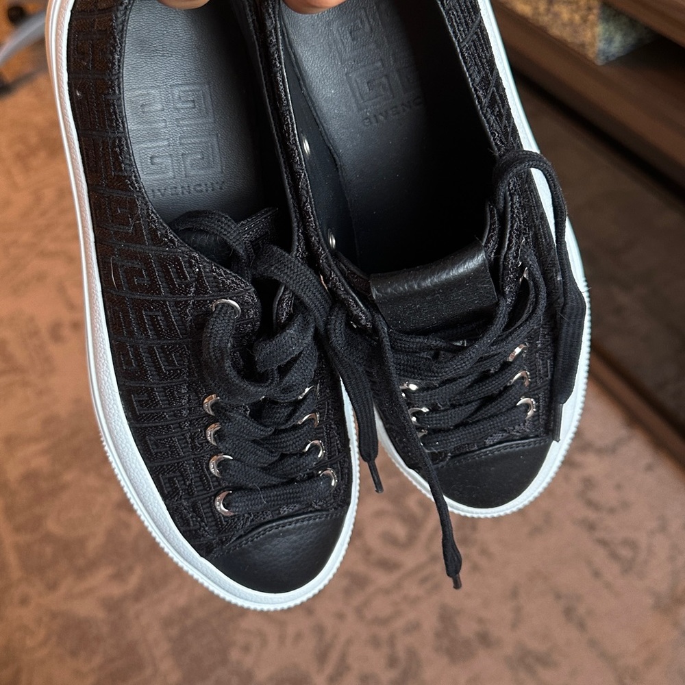 Givenchy Black and White Low-Top Sneakers - Picture 5 of 7